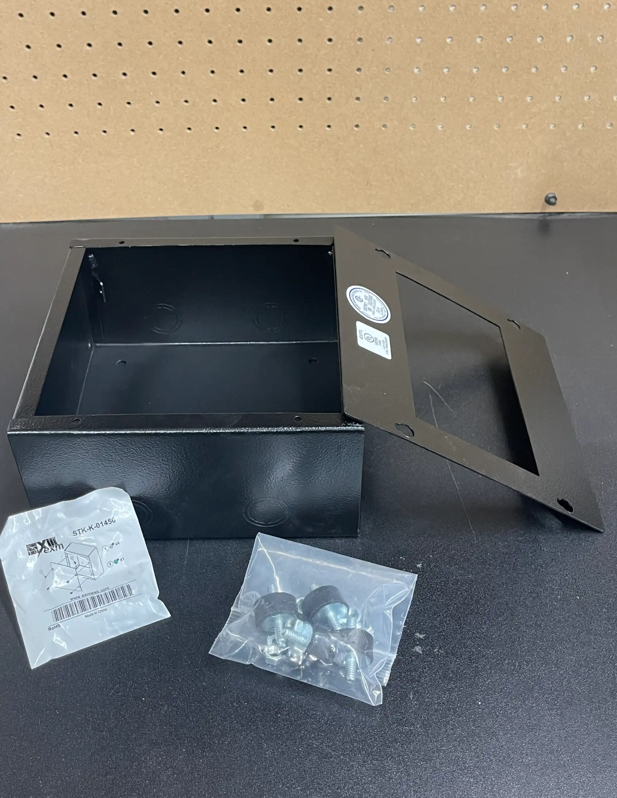 Kit, TG Steel Doghouse Enclosure 4x8x8-1